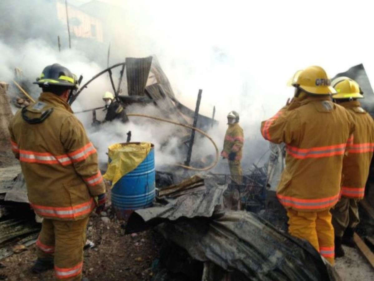 Incendio consume tres viviendas en la colonia José Arturo Duarte de la capital de Honduras